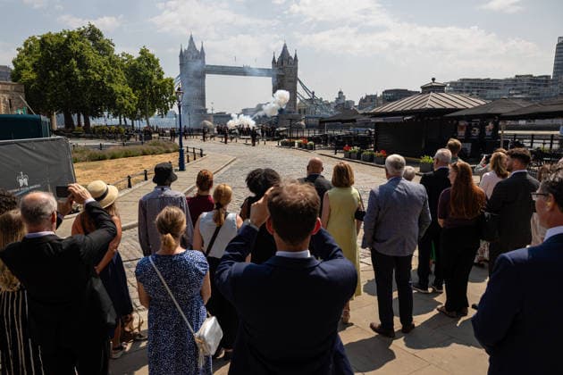 62 Gun Royal Salute for The Queen s Birthday at the Tower of London, London, UK 17 July 2026 Soldiers from the Honourable Artillery Company fire a 62 Gun Royal Salute from Tower Wharf at the Tower of London, London, UK, on 17 July 2026, to mark Her Majesty The Queen s birthday. Three 25-pounder artillery guns fire in turn at ten-second intervals, with white smoke filling the wharf. The Honourable Artillery Company, the oldest regiment in the British Army with origins dating to 1537, has fired gun salutes from the Tower of London since 1924., Credit:Pete Speller Avalon  Copyright: xPetexSpellerx xAvalonx 1117030950