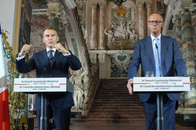 Pressekonferenz nach dem 26. Deutsch-Franzoesischer Ministerrat Bundeskanzler Friedrich Merz gemeinsam mit dem franzoesischen Staatspraesident Emmanuel Macron in historischer Kulisse bei der Pressekonferenz nach dem Deutsch-Franzoesischen Ministerrat in Schloss Augustusburg , Bruehl, 17.07.2026 Bruehl NRW Deutschland *** Press Conference Following the 26th Franco-German Ministerial Council: German Chancellor Friedrich Merz and French President Emmanuel Macron in a historic setting at the press conference following the Franco-German Ministerial Council at Augustusburg Palace, Brühl, July 17, 2026, Brühl, North Rhine-Westphalia, Germany