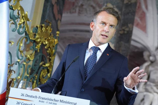 Pressekonferenz nach dem 26. Deutsch-Franzoesischer Ministerrat Staatspraesident Emmanuel Macron im Portrait mit kraftvoller Gestik bei der Pressekonferenz nach dem Deutsch-Franzoesischen Ministerrat , Bruehl, 17.07.2026 Bruehl NRW Deutschland *** Press Conference Following the 26th Franco-German Ministerial Council: A portrait of President Emmanuel Macron, gesturing emphatically, at the press conference following the Franco-German Ministerial Council, Brühl, July 17, 2026, Brühl, North Rhine-Westphalia, Germany
