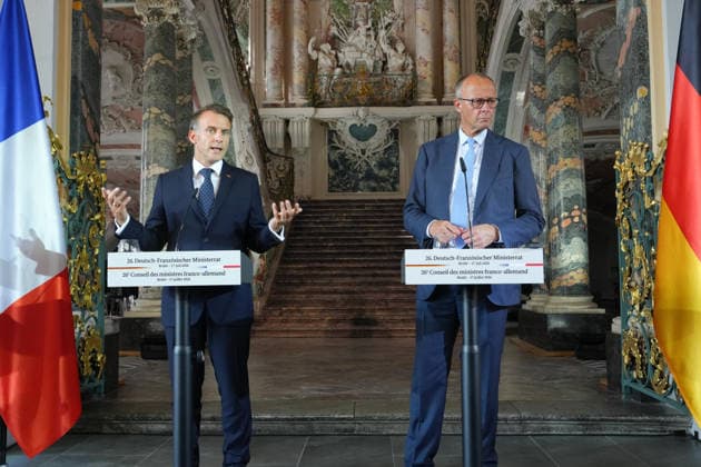 Pressekonferenz nach dem 26. Deutsch-Franzoesischer Ministerrat Bundeskanzler Friedrich Merz gemeinsam mit dem franzoesischen Staatspraesident Emmanuel Macron in historischer Kulisse bei der Pressekonferenz nach dem Deutsch-Franzoesischen Ministerrat in Schloss Augustusburg , Bruehl, 17.07.2026 Bruehl NRW Deutschland *** Press Conference Following the 26th Franco-German Ministerial Council: German Chancellor Friedrich Merz and French President Emmanuel Macron in a historic setting at the press conference following the Franco-German Ministerial Council at Augustusburg Palace, Brühl, July 17, 2026, Brühl, North Rhine-Westphalia, Germany