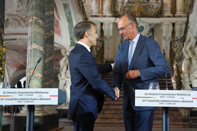 Pressekonferenz nach dem 26. Deutsch-Franzoesischer Ministerrat Bundeskanzler Friedrich Merz schuettelz dem franzoesischen Staatspraesident Emmanuel Macron die Hand nach der Pressekonferenz nach dem Deutsch-Franzoesischen Ministerrat , Bruehl, 17.07.2026 Bruehl NRW Deutschland *** Press conference following the 26th Franco-German Ministerial Council: German Chancellor Friedrich Merz shakes hands with French President Emmanuel Macron after the press conference following the Franco-German Ministerial Council, Brühl, July 17, 2026, Brühl, North Rhine-Westphalia, Germany