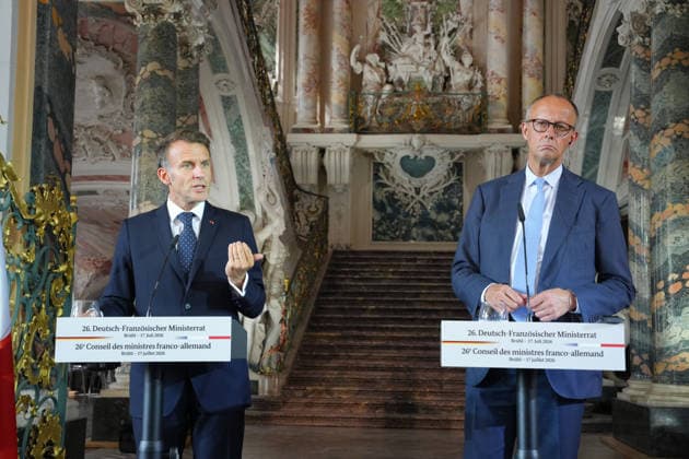 Pressekonferenz nach dem 26. Deutsch-Franzoesischer Ministerrat Bundeskanzler Friedrich Merz gemeinsam mit dem franzoesischen Staatspraesident Emmanuel Macron in historischer Kulisse bei der Pressekonferenz nach dem Deutsch-Franzoesischen Ministerrat in Schloss Augustusburg , Bruehl, 17.07.2026 Bruehl NRW Deutschland *** Press Conference Following the 26th Franco-German Ministerial Council: German Chancellor Friedrich Merz and French President Emmanuel Macron in a historic setting at the press conference following the Franco-German Ministerial Council at Augustusburg Palace, Brühl, July 17, 2026, Brühl, North Rhine-Westphalia, Germany