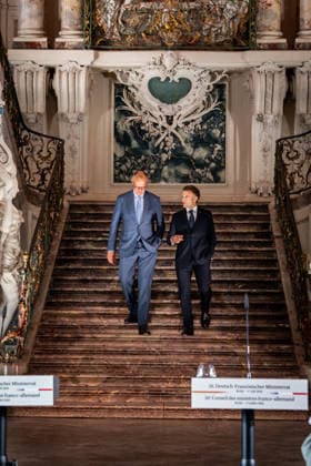 26. Deutsch-Franzoesischen Ministerrat auf Schloss Augustusburg Bundeskanzler Friedrich Merz gemeinsam mit Emmanuel Macron Praesidenten der Franzoesischen Republik; schreiten die Treppe des Schloss Augustusburg hinunter zur gemeinsame Pressekonferenz im Anschluss an den 26. Deutsch-Französischen Ministerrat auf Schloss Augustusburg; Bruehl; 17.07.2026 gemeinsam mit; Bruehl; 17.07.2026 Bruehl Nordrhein-Westfalen Deutschland *** 26th Franco-German Ministerial Council at Augustusburg Palace: German Chancellor Friedrich Merz, together with Emmanuel Macron, President of the French Republic, walk down the stairs of Augustusburg Palace to a joint press conference following the 26th Franco-German Ministerial Council at Augustusburg Palace, Brühl