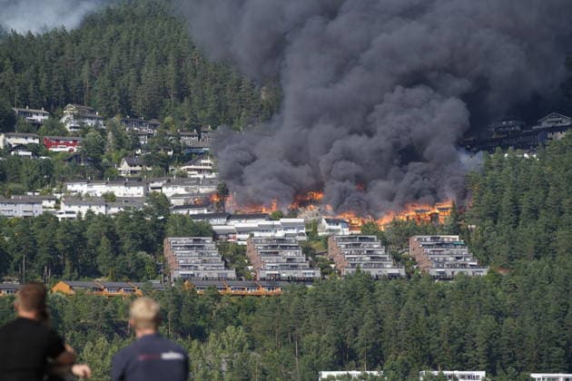 Brann i Drammen Oslo 20260717. Brann i rekkehus ved Krokstadelva i Drammen. Foto: Thomas Fure NTB Drammen Norge bVY4eChPhgc EDITORIAL USE ONLY Ref:_BNCbVY4eChPhgc.jpg *** Fire in Drammen, Oslo, July 17, 2026 Fire in a row house near Krokstadelva in Drammen Photo by Thomas Fure, NTB, Drammen, Norway bVY4eChPhgc EDITORIAL USE ONLY Ref BNCbVY4eChPhgc jpg  Copyright: xThomasxFurex xNTBx