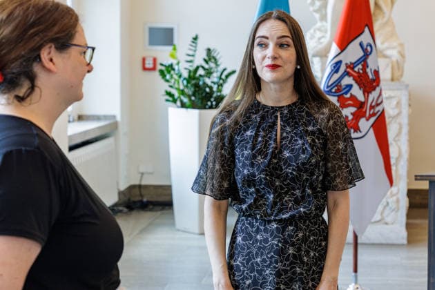 17.07.2026. Düsseldorf. Die Friedensnobelpreisträgerin Oleksandra Matwijtschuk (r) ist zu Gast in Düsseldorf. Die ukrainische Juristin und Menschenrechtsanwältin leitet das Center for Civil Liberties (CCL), das Menschenrechte und Demokratie in der Ukraine sowie in Eurasien voranbringen will. Matwijtschuk ist weltweit bekannte Vertreterin der ukrainischen Menschenrechtsbewegung und erhielt 2022 den Friedensnobelpreis für das CCL. Bei ihrem Besuch im Rathaus wird sie sich in das Goldene Buch der Stadt eintragen. Düsseldorf Rathaus, Jan-Wellem-Saal Nordrhein-Westfalen Deutschland *** July 17, 2026, Düsseldorf: Nobel Peace Prize laureate Oleksandra Matviychuk is visiting Düsseldorf. The Ukrainian lawyer and human rights advocate heads the