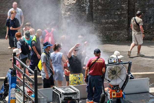July 17, 2026, Rome, Rome, Italy: Heat emergency in Rome, in the historic center, people seek relief with water diffusers at the Colosseum, Rome 17 07 2026 Rome Italy  - ZUMAa289 20260717_zia_a289_004 Copyright: xCristianoxMinichiellox xAgfx