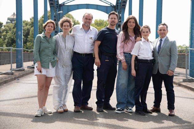 Schauspielerin Altine EMINI neu bei ,,Wapo Duisburg,, In der ARD Vorabendserie spielt sie die Teamassistentin Samira Sam Leka, von links: Produzentin Hanna KIENBAUM Schauspielerin Karen DAHMEN spielt die Rolle der Nadine Jaeger, Schauspieler Markus JOHN spielt die Rolle des Gerhard Jaeger Schauspieler Timmi TRINKS spielt die Rolle des Mark Neumann, Schauspielerin Altine EMINI spielt die Rolle der Samira Sam Leka, Schauspielerin Bianca NAWRATH spielt die Rolle der Klara Kroske, Schauspieler Stefko HANUSHEVSKY spielt die Rolle des Carsten Heinrich Pressetermin anlaesslich der Dreharbeiten fuer die ARD Vorabendserie ,,Wapo Duisburg,, in Duisburg, 17.07.2026. *** Actress Altine EMINI Joins Wapo Duisburg In the ARD early-evening se