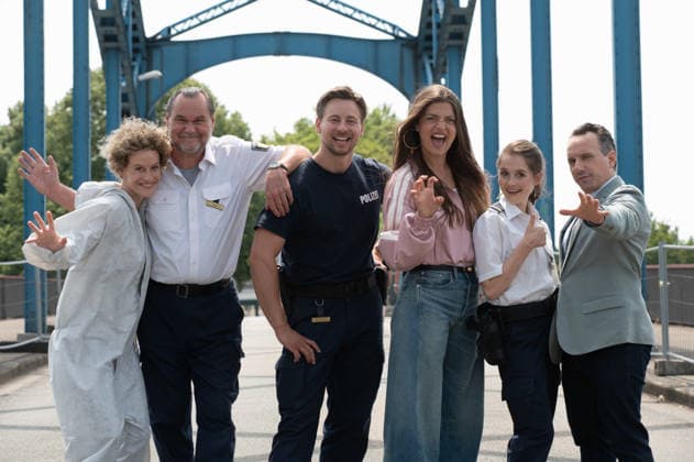 Schauspielerin Altine EMINI neu bei ,,Wapo Duisburg,, In der ARD Vorabendserie spielt sie die Teamassistentin Samira Sam Leka, von links: Schauspielerin Karen DAHMEN spielt die Rolle der Nadine Jaeger, Schauspieler Markus JOHN spielt die Rolle des Gerhard Jaeger Schauspieler Timmi TRINKS spielt die Rolle des Mark Neumann, Schauspielerin Altine EMINI spielt die Rolle der Samira Sam Leka, Schauspielerin Bianca NAWRATH spielt die Rolle der Klara Kroske, Schauspieler Stefko HANUSHEVSKY spielt die Rolle des Carsten Heinrich Pressetermin anlaesslich der Dreharbeiten fuer die ARD Vorabendserie ,,Wapo Duisburg,, in Duisburg, 17.07.2026. *** Actress Altine EMINI Joins Wapo Duisburg In the ARD early-evening series, she plays team assist