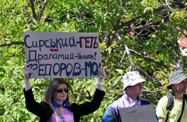 A demonstrator holds a placard reading Syrskyi - Out. Drapatyi - CINC! Fedorov - Defence Minister! during a protest action against the dismissal of Ukrainian Defence Minister Mykhailo Fedorov in Svobody Square, Kharkiv, Ukraine, July 17, 2026. (Photo by Viacheslav Madiievskyi Ukrinform) Activists rally in support of Mykhailo Fedorov in Kharkiv  Copyright: xViacheslavxMadiievskyix