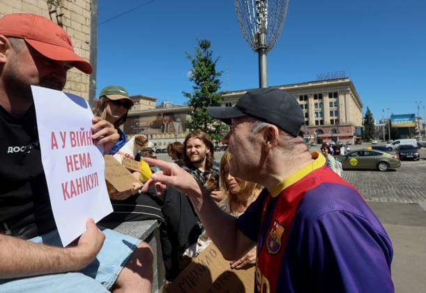 A man points a finger at a placard reading War Doesn’t Go on Vacation during a protest action against the dismissal of Ukrainian Defence Minister Mykhailo Fedorov in Svobody Square, Kharkiv, Ukraine, July 17, 2026. (Photo by Viacheslav Madiievskyi Ukrinform) Activists rally in support of Mykhailo Fedorov in Kharkiv  Copyright: xViacheslavxMadiievskyix