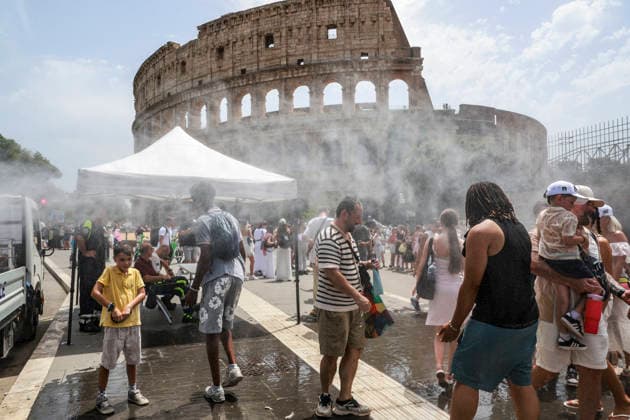 July 17, 2026, Rome, Rome, Italy: Heat emergency in Rome, in the historic center, people seek relief with water diffusers at the Colosseum, Rome 17 07 2026 Rome Italy  - ZUMAa289 20260717_zia_a289_009 Copyright: xCristianoxMinichiellox xAgfx