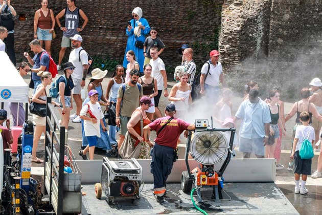 July 17, 2026, Rome, Rome, Italy: Heat emergency in Rome, in the historic center, people seek relief with water diffusers at the Colosseum, Rome 17 07 2026 Rome Italy  - ZUMAa289 20260717_zia_a289_015 Copyright: xCristianoxMinichiellox xAgfx