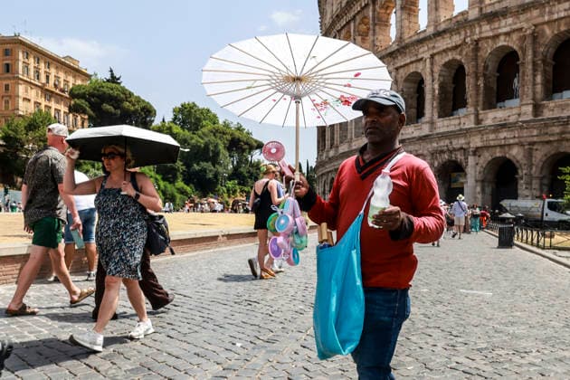 July 17, 2026, Rome, Rome, Italy: Heat emergency in the historic center: street vendors sell umbrellas and water to protect themselves from the sun in front of the Colosseum, Rome, July 17, 2026. Rome Italy  - ZUMAa289 20260717_zia_a289_018 Copyright: xCristianoxMinichiellox xAgfx