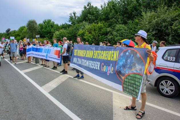 kronstorf, austria, 17 july 2026, protest against the google data center in front of the construction site Kronstorf Stallbach Österreich *** Kronstorf, Österreich, 17. Juli 2026, Protest gegen das Google-Rechenzentrum vor der Baustelle in Kronstorf Stallbach, Österreich Copyright: xx