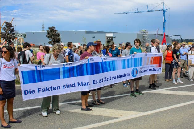kronstorf, austria, 17 july 2026, protest against the google data center in front of the construction site Kronstorf Stallbach Österreich *** Kronstorf, Österreich, 17. Juli 2026, Protest gegen das Google-Rechenzentrum vor der Baustelle in Kronstorf Stallbach, Österreich Copyright: xx
