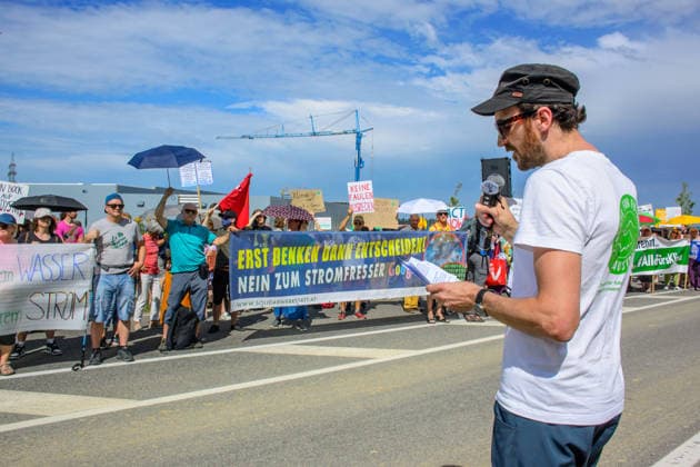 kronstorf, austria, 17 july 2026, protest against the google data center in front of the construction site Kronstorf Stallbach Österreich *** Kronstorf, Österreich, 17. Juli 2026, Protest gegen das Google-Rechenzentrum vor der Baustelle in Kronstorf Stallbach, Österreich Copyright: xx
