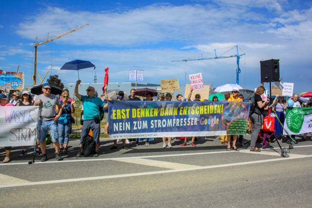 kronstorf, austria, 17 july 2026, protest against the google data center in front of the construction site Kronstorf Stallbach Österreich *** Kronstorf, Österreich, 17. Juli 2026, Protest gegen das Google-Rechenzentrum vor der Baustelle in Kronstorf Stallbach, Österreich Copyright: xx
