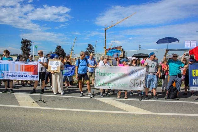 kronstorf, austria, 17 july 2026, protest against the google data center in front of the construction site Kronstorf Stallbach Österreich *** Kronstorf, Österreich, 17. Juli 2026, Protest gegen das Google-Rechenzentrum vor der Baustelle in Kronstorf Stallbach, Österreich Copyright: xx