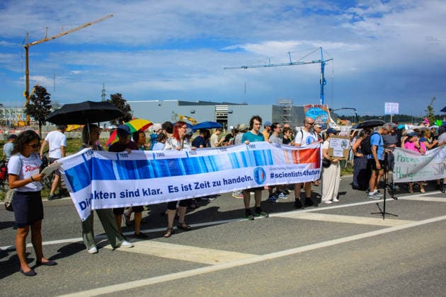 kronstorf, austria, 17 july 2026, protest against the google data center in front of the construction site Kronstorf Stallbach Österreich *** Kronstorf, Österreich, 17. Juli 2026, Protest gegen das Google-Rechenzentrum vor der Baustelle in Kronstorf Stallbach, Österreich Copyright: xx