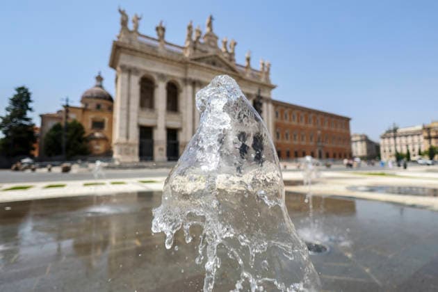 July 17, 2026, Rome, Rome, Italy: Heat emergency in Rome, in the historic center, people seeking refreshment at the fountain in front of the Basilica of St. John Lateran, Rome 17 07 2026 Rome Italy  - ZUMAa289 20260717_zia_a289_019 Copyright: xCristianoxMinichiellox
