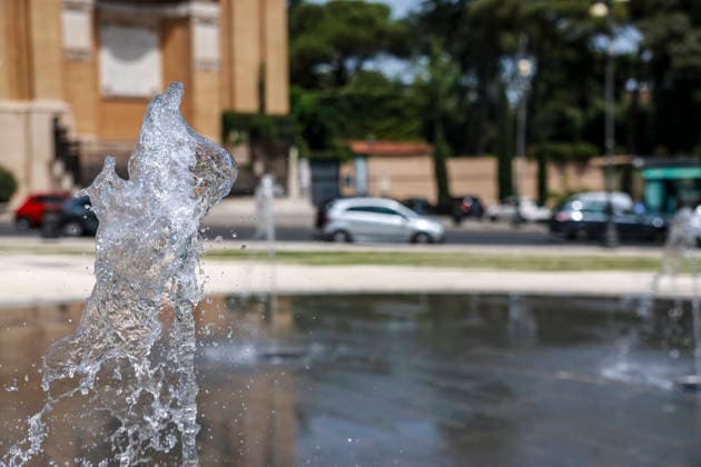 July 17, 2026, Rome, Rome, Italy: Heat emergency in Rome, in the historic center, people seeking refreshment at the fountain in front of the Basilica of St. John Lateran, Rome 17 07 2026 Rome Italy  - ZUMAa289 20260717_zia_a289_022 Copyright: xCristianoxMinichiellox xAgfx