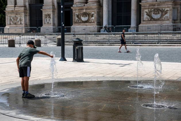 July 17, 2026, Rome, Rome, Italy: Heat emergency in Rome, in the historic center, people seeking refreshment at the fountain in front of the Basilica of St. John Lateran, Rome 17 07 2026 Rome Italy  - ZUMAa289 20260717_zia_a289_024 Copyright: xCristianoxMinichiellox xAgfx
