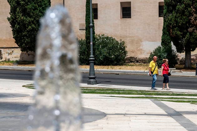 July 17, 2026, Rome, Rome, Italy: Heat emergency in Rome, in the historic center, people seeking refreshment at the fountain in front of the Basilica of St. John Lateran, Rome 17 07 2026 Rome Italy  - ZUMAa289 20260717_zia_a289_025 Copyright: xCristianoxMinichiellox xAgfx