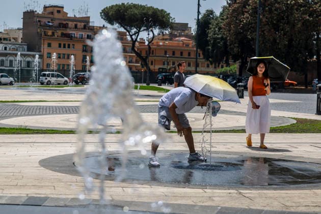 July 17, 2026, Rome, Rome, Italy: Heat emergency in Rome, in the historic center, people seeking refreshment at the fountain in front of the Basilica of St. John Lateran, Rome 17 07 2026 Rome Italy  - ZUMAa289 20260717_zia_a289_027 Copyright: xCristianoxMinichiellox xAgfx