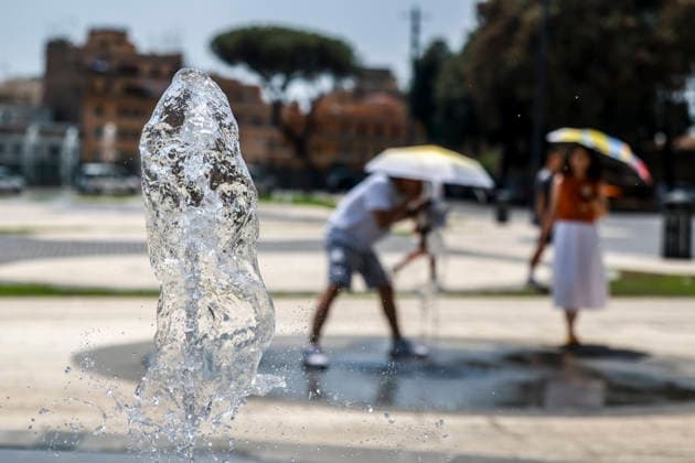 July 17, 2026, Rome, Rome, Italy: Heat emergency in Rome, in the historic center, people seeking refreshment at the fountain in front of the Basilica of St. John Lateran, Rome 17 07 2026 Rome Italy  - ZUMAa289 20260717_zia_a289_028 Copyright: xCristianoxMinichiellox xAgfx
