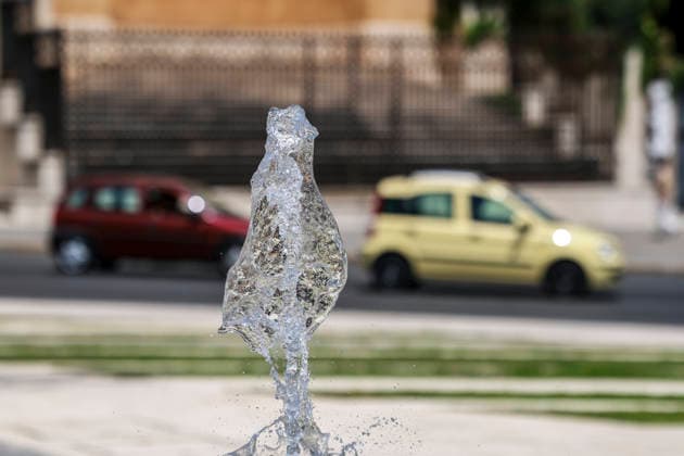 July 17, 2026, Rome, Rome, Italy: Heat emergency in Rome, in the historic center, people seeking refreshment at the fountain in front of the Basilica of St. John Lateran, Rome 17 07 2026 Rome Italy  - ZUMAa289 20260717_zia_a289_029 Copyright: xCristianoxMinichiellox xAgfx