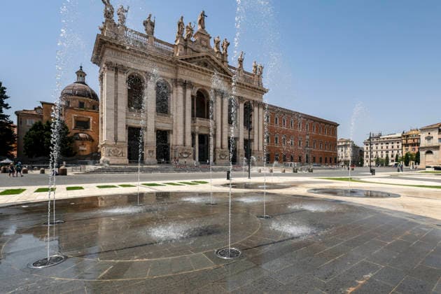 July 17, 2026, Rome, Rome, Italy: Heat emergency in Rome, in the historic center, people seeking refreshment at the fountain in front of the Basilica of St. John Lateran, Rome 17 07 2026 Rome Italy  - ZUMAa289 20260717_zia_a289_031 Copyright: xCristianoxMinichiellox xAgfx