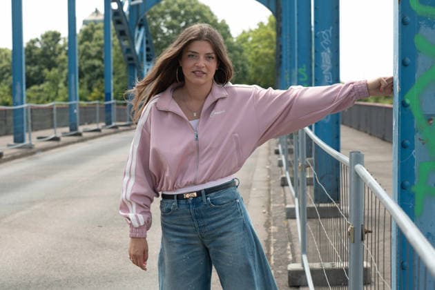 Schauspielerin Altine EMINI neu bei ,,Wapo Duisburg,, In der ARD Vorabendserie spielt sie die Teamassistentin Samira Sam Leka, Portraet, Porträt, Portrait, Angeschnittenes Einzelbild, Einzelmotiv, Pressetermin anlaesslich der Dreharbeiten fuer die ARD Vorabendserie ,,Wapo Duisburg,, auf der Bassinbruecke in Duisburg, 17.07.2026. *** Actress Altine EMINI Joins the Cast of Wapo Duisburg. In the ARD early-evening series, she plays team assistant Samira Sam Leka. Portrait, Portrait, Close-up, Single Shot, Single Subject, Press event during filming for the ARD early-evening series Wapo Duisburg on the Bassin Bridge in Duisburg, July 17, 2026