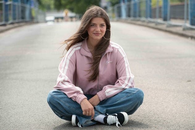 Schauspielerin Altine EMINI neu bei ,,Wapo Duisburg,, In der ARD Vorabendserie spielt sie die Teamassistentin Samira Sam Leka, Portraet, Porträt, Portrait, Angeschnittenes Einzelbild, Einzelmotiv, Pressetermin anlaesslich der Dreharbeiten fuer die ARD Vorabendserie ,,Wapo Duisburg,, auf der Bassinbruecke in Duisburg, 17.07.2026. *** Actress Altine EMINI Joins the Cast of Wapo Duisburg. In the ARD early-evening series, she plays team assistant Samira Sam Leka. Portrait, Portrait, Close-up, Single Shot, Single Subject, Press event during filming for the ARD early-evening series Wapo Duisburg on the Bassin Bridge in Duisburg, July 17, 2026