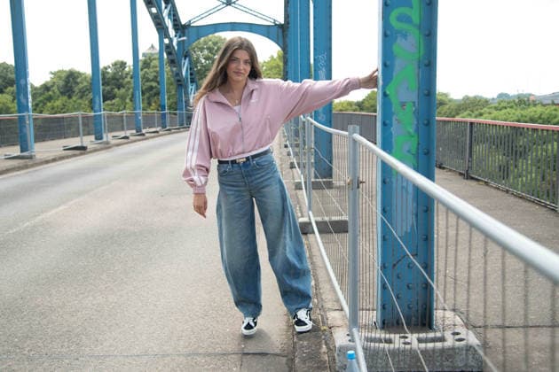 Schauspielerin Altine EMINI neu bei ,,Wapo Duisburg,, In der ARD Vorabendserie spielt sie die Teamassistentin Samira Sam Leka, Portraet, Porträt, Portrait, Angeschnittenes Einzelbild, Einzelmotiv, Pressetermin anlaesslich der Dreharbeiten fuer die ARD Vorabendserie ,,Wapo Duisburg,, auf der Bassinbruecke in Duisburg, 17.07.2026. *** Actress Altine EMINI Joins the Cast of Wapo Duisburg. In the ARD early-evening series, she plays team assistant Samira Sam Leka. Portrait, Portrait, Close-up, Single Shot, Single Subject, Press event during filming for the ARD early-evening series Wapo Duisburg on the Bassin Bridge in Duisburg, July 17, 2026