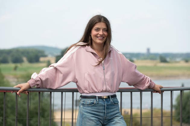Schauspielerin Altine EMINI neu bei ,,Wapo Duisburg,, In der ARD Vorabendserie spielt sie die Teamassistentin Samira Sam Leka, Portraet, Porträt, Portrait, Angeschnittenes Einzelbild, Einzelmotiv, Pressetermin anlaesslich der Dreharbeiten fuer die ARD Vorabendserie ,,Wapo Duisburg,, auf der Bassinbruecke in Duisburg, 17.07.2026. *** Actress Altine EMINI Joins the Cast of Wapo Duisburg. In the ARD early-evening series, she plays team assistant Samira Sam Leka. Portrait, Portrait, Close-up, Single Shot, Single Subject, Press event during filming for the ARD early-evening series Wapo Duisburg on the Bassin Bridge in Duisburg, July 17, 2026