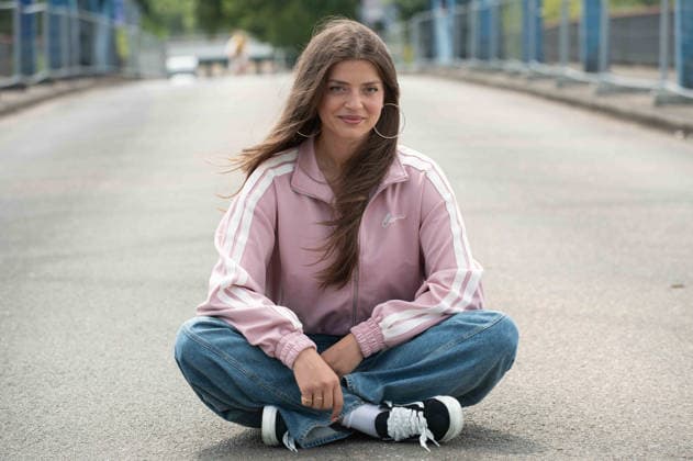 Schauspielerin Altine EMINI neu bei ,,Wapo Duisburg,, In der ARD Vorabendserie spielt sie die Teamassistentin Samira Sam Leka, Portraet, Porträt, Portrait, Angeschnittenes Einzelbild, Einzelmotiv, Pressetermin anlaesslich der Dreharbeiten fuer die ARD Vorabendserie ,,Wapo Duisburg,, auf der Bassinbruecke in Duisburg, 17.07.2026. *** Actress Altine EMINI Joins the Cast of Wapo Duisburg. In the ARD early-evening series, she plays team assistant Samira Sam Leka. Portrait, Portrait, Close-up, Single Shot, Single Subject, Press event during filming for the ARD early-evening series Wapo Duisburg on the Bassin Bridge in Duisburg, July 17, 2026