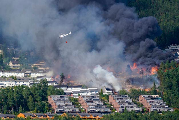 Brann i Drammen Drammen 20260717. Storbrann som har spredt seg fra rekkehus ved Krokstadelva i Drammen. Foto: Thomas Fure NTB Drammen Norge qyeHIhjfjF0 EDITORIAL USE ONLY Ref:_BNCqyeHIhjfjF0.jpg *** Fire in Drammen Drammen 20260717 Major fire that has spread from townhouses near the Krokstadelva River in Drammen Photo by Thomas Fure, NTB Drammen, Norway qyeHIhjfjF0 EDITORIAL USE ONLY Ref BNCqyeHIhjfjF0 jpg  Copyright: xThomasxFurex xNTBx