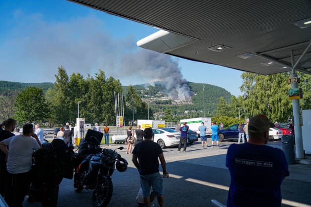 Brann i Drammen Drammen 20260717. Flere ser pa storbrannen fra bensinstasjonen. Brannen har spredt seg fra rekkehus ved Krokstadelva i Drammen. Foto: Thomas Fure NTB Drammen Norge 6c5xrs87vMM EDITORIAL USE ONLY Ref:_BNC6c5xrs87vMM.jpg *** Fire in Drammen Drammen 20260717 Several people are watching the major fire from the gas station. The fire has spread from townhouses near Krokstadelva in Drammen. Photo: Thomas Fure, NTB, Drammen, Norway 6c5xrs87vMM EDITORIAL USE ONLY Ref BNC6c5xrs87vMM jpg  Copyright: xThomasxFurex xNTBx