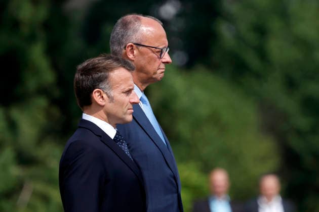Frankreichs Präsident Emmanuel Macron (PS) und Bundeskanzler Friedrich Merz (CDU) lauschen gemeinsam den Nationalhymnen beim Empfang mit militärischen Ehren auf Schloss Augustusburg beim 26. Deutsch-Französischen Ministerrat. Die Regierungen beider Länder kommen zusammen, um nicht nur die militärische Zusammenarbeit sondern auch Kooperationen in den Bereichen Forschung und Wirtschaft abzustimmen. Brühl, 17.07.2026 NRW Deutschland *** French President Emmanuel Macron (PS) and German Chancellor Friedrich Merz (CDU) listen together to the national anthems during a reception with military honors at Augustusburg Castle on the occasion of the 26th Franco-German Ministerial Council. The governments of both countries are meeting to coordinate Copyright: xChristophxHardtx