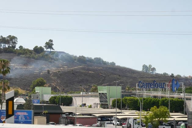 Forest Fire Reported in Camas, Seville, Mobilizing Firefighters from Four Stations Forest Fire Reported in Camas, Seville July 17, 2026, in Camas, Seville, Andalusia, Spain A forest fire was reported on the afternoon of Friday, July 17, in the El Carambolo area within the municipality of Camas, Seville. The fire has required the intervention of personnel from the Infoca Plan and firefighters from four stations in the province, who had to work to protect nearby homes due to the magnitude of the fire. JULY 17, 2026 María José Ló Camas, Seville, Andalusia, Spain Camas, Seville, Andalusia, Spain Spain  Copyright: xMariaxJosÃ xLopezx 7670663