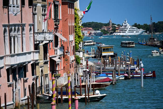 Protest against the visit of US Ambassador to Italy Tilman Fertitta in Venice, Italy VENICE, ITALY - JULY 17: US Ambassador to Italy Tilman Fertitta’s 117-metre megayacht is seen moored in Venice, Italy, on July 17, 2026 ahead of a protest to oppose Fertitta s visit during the city s annual Redentore festival and criticized mass tourism, the influence of billionaires on Venice, and US policies under President Donald Trump. Piero Cruciatti Anadolu Veneto Italy. Editorial use only. Please get in touch for any other usage.  Copyright: x2026xAnadoluxPieroxCruciattix