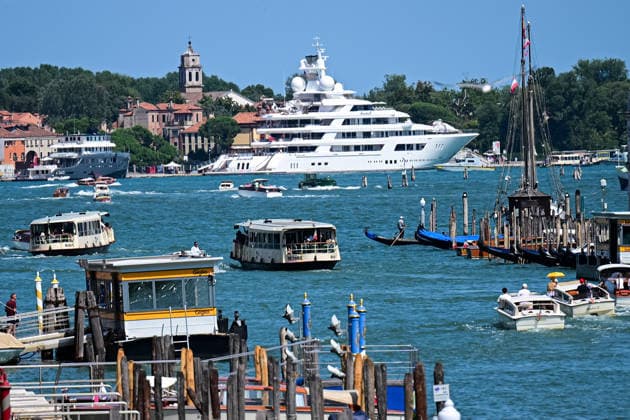 Protest against the visit of US Ambassador to Italy Tilman Fertitta in Venice, Italy VENICE, ITALY - JULY 17: US Ambassador to Italy Tilman Fertitta’s 117-metre megayacht is seen moored in Venice, Italy, on July 17, 2026 ahead of a protest to oppose Fertitta s visit during the city s annual Redentore festival and criticized mass tourism, the influence of billionaires on Venice, and US policies under President Donald Trump. Piero Cruciatti Anadolu Veneto Italy. Editorial use only. Please get in touch for any other usage.  Copyright: x2026xAnadoluxPieroxCruciattix