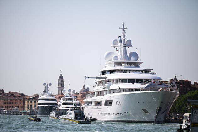 Protest against the visit of US Ambassador to Italy Tilman Fertitta in Venice, Italy VENICE, ITALY - JULY 17: US Ambassador to Italy Tilman Fertitta’s 117-metre megayacht is seen moored in Venice, Italy, on July 17, 2026 ahead of a protest to oppose Fertitta s visit during the city s annual Redentore festival and criticized mass tourism, the influence of billionaires on Venice, and US policies under President Donald Trump. Piero Cruciatti Anadolu Veneto Italy. Editorial use only. Please get in touch for any other usage.  Copyright: x2026xAnadoluxPieroxCruciattix