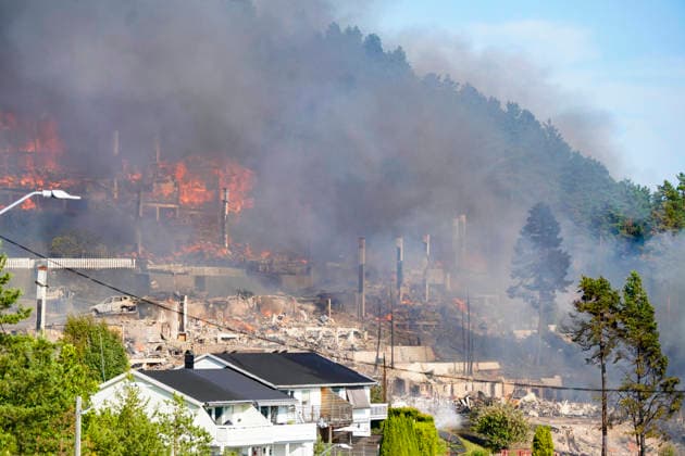Brann i Drammen Drammen 20260717. Storbrann som har spredt seg fra rekkehus ved Krokstadelva i Drammen. Foto: Thomas Fure NTB Drammen Norge b7aWcFRv5ow EDITORIAL USE ONLY Ref:_BNCb7aWcFRv5ow.jpg *** Fire in Drammen Drammen 20260717 Major fire that has spread from townhouses near Krokstadelva in Drammen Photo: Thomas Fure, NTB Drammen, Norway b7aWcFRv5ow EDITORIAL USE ONLY Ref BNCb7aWcFRv5ow jpg  Copyright: xThomasxFurex xNTBx
