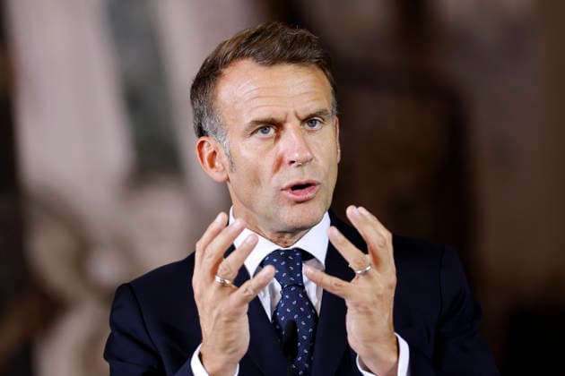 Frankreichs Präsident Emmanuel Macron (PS) bei einem Pressestatement auf Schloss Augustusburg beim 26. Deutsch-Französischen Ministerrat. Die Regierungen beider Länder kommen zusammen, um nicht nur die militärische Zusammenarbeit sondern auch Kooperationen in den Bereichen Forschung und Wirtschaft abzustimmen. Brühl, 17.07.2026 NRW Deutschland *** French President Emmanuel Macron (PS) during a press statement at Augustusburg Castle at the 26th Franco-German Ministerial Council. The governments of both countries are meeting to coordinate not only military cooperation but also collaboration in the fields of research and the economy. Brühl, July 17, 2026, North Rhine-Westphalia, Germany Copyright: xChristophxHardtx
