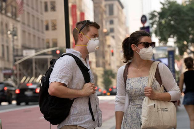 People are wearing face masks in New York, USA, 17 July 2026. The wildfires ravaging Canada continue to send large plumes of smoke toward parts of the United States, keeping large areas of the country on alert due to their impact on air quality. Smoke and poor air quality persist in parts of the U.S. due to wildfires in Canada !ACHTUNG: NUR REDAKTIONELLE NUTZUNG!  Copyright: xAngelxColmenaresx AME126 20260717-55020923596_1