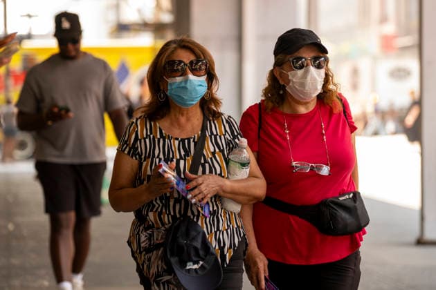 People are wearing face masks in New York, USA, 17 July 2026. The wildfires ravaging Canada continue to send large plumes of smoke toward parts of the United States, keeping large areas of the country on alert due to their impact on air quality. Smoke and poor air quality persist in parts of the U.S. due to wildfires in Canada !ACHTUNG: NUR REDAKTIONELLE NUTZUNG!  Copyright: xAngelxColmenaresx AME125 20260717-55020923605_1