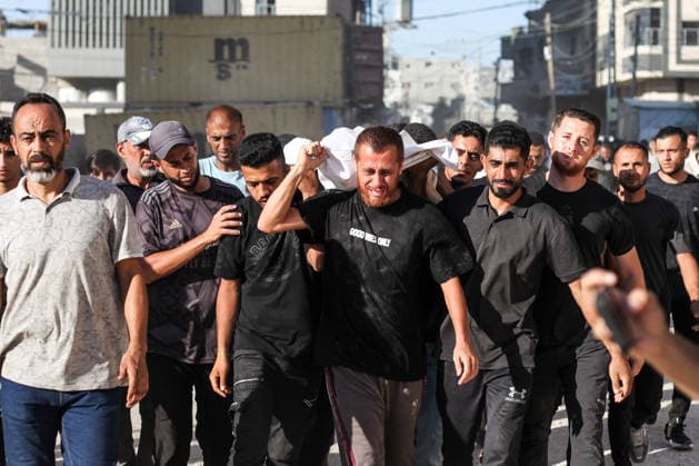 Palestinians mourn relatives killed in Nuseirat strike Palestinians mourn over the bodies of relatives at Al-Awda Hospital in the Nuseirat refugee camp, central Gaza Strip, on July 17, 2026. An Israeli airstrike targeted a gathering of Palestinians in the camp, killing seven people and injuring many others. Photo by Moiz Salhi apaimages Nusairat Gaza Strip Palestinian Territory 170726_Nusairat_MS_1_00(13) Copyright: xapaimagesxMoizxSalhixx xapaimagesx