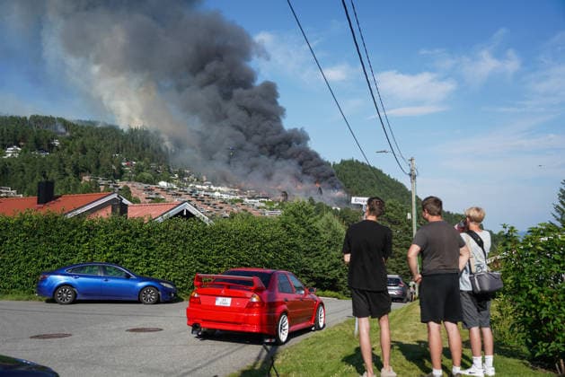 Brann i Drammen Drammen 20260717. Storbrann som har spredt seg fra rekkehus ved Krokstadelva i Drammen. Foto: Thomas Fure NTB Drammen Norge XfK1eZWGWUo EDITORIAL USE ONLY Ref:_BNCXfK1eZWGWUo.jpg *** Fire in Drammen Drammen 20260717 Major fire that has spread from townhouses near Krokstadelva in Drammen Photo: Thomas Fure, NTB Drammen, Norway XfK1eZWGWUo EDITORIAL USE ONLY Ref BNCXfK1eZWGWUo jpg  Copyright: xThomasxFurex xNTBx
