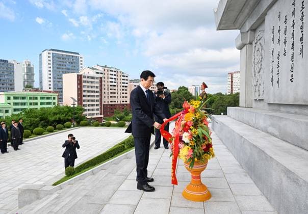 (260717) -- PYONGYANG, July 17, 2026 -- Wang Huning, a member of the Standing Committee of the Political Bureau of the Communist Party of China (CPC) Central Committee and chairman of the National Committee of the Chinese People s Political Consultative Conference (CPPCC), pays homage to the China-DPRK Friendship Tower, in Pyongyang, the Democratic People s Republic of Korea (DPRK), July 15, 2026. Wang led a party and government delegation to the DPRK for an official goodwill visit from Wednesday to Friday at the invitation of the Central Committee of the Workers Party of Korea (WPK) and the DPRK government. ) DPRK-PYONGYANG-CHINA-WANG HUNING-VISIT RaoxAimin 